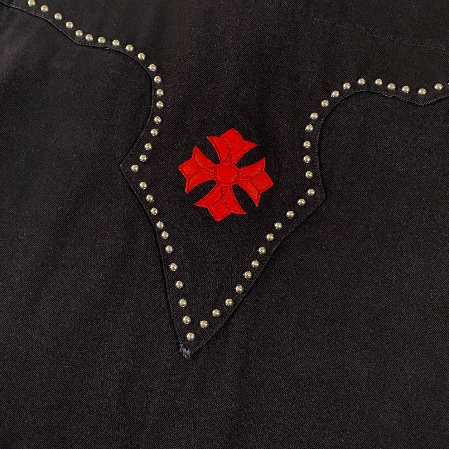 P300 Chrome Hearts Chrome Hearts heavy-duty denim jacket with rivets. The same style as the Internet celebrity. Denim jacket with cross print all over. The unique cross design element is full of design. It is made of 100% denim cotton fabric with heavy coarse yarn count, which ensures a stiff and tough silhouette while being soft, comfortable and breathable. The lapel is designed with silver buttons and is full of texture. The classic cross logo is all over the dress, making it a perfect versatile style for spring and summer! The original loose version is made of high-quality pure cotton fabrics. The fabric pattern is high-definition and delicate without burrs. It is comfortable and breathable to wear. All the buttons are molded and customized. It is casual and fashionable and can be matched with any bottoms. It can be windproof and sunproof in spring and summer. It can be worn outside in autumn and winter! Easily concave shape makes you look slimmer and taller, perfect for both men and women! Color: Black Size: S M L XL